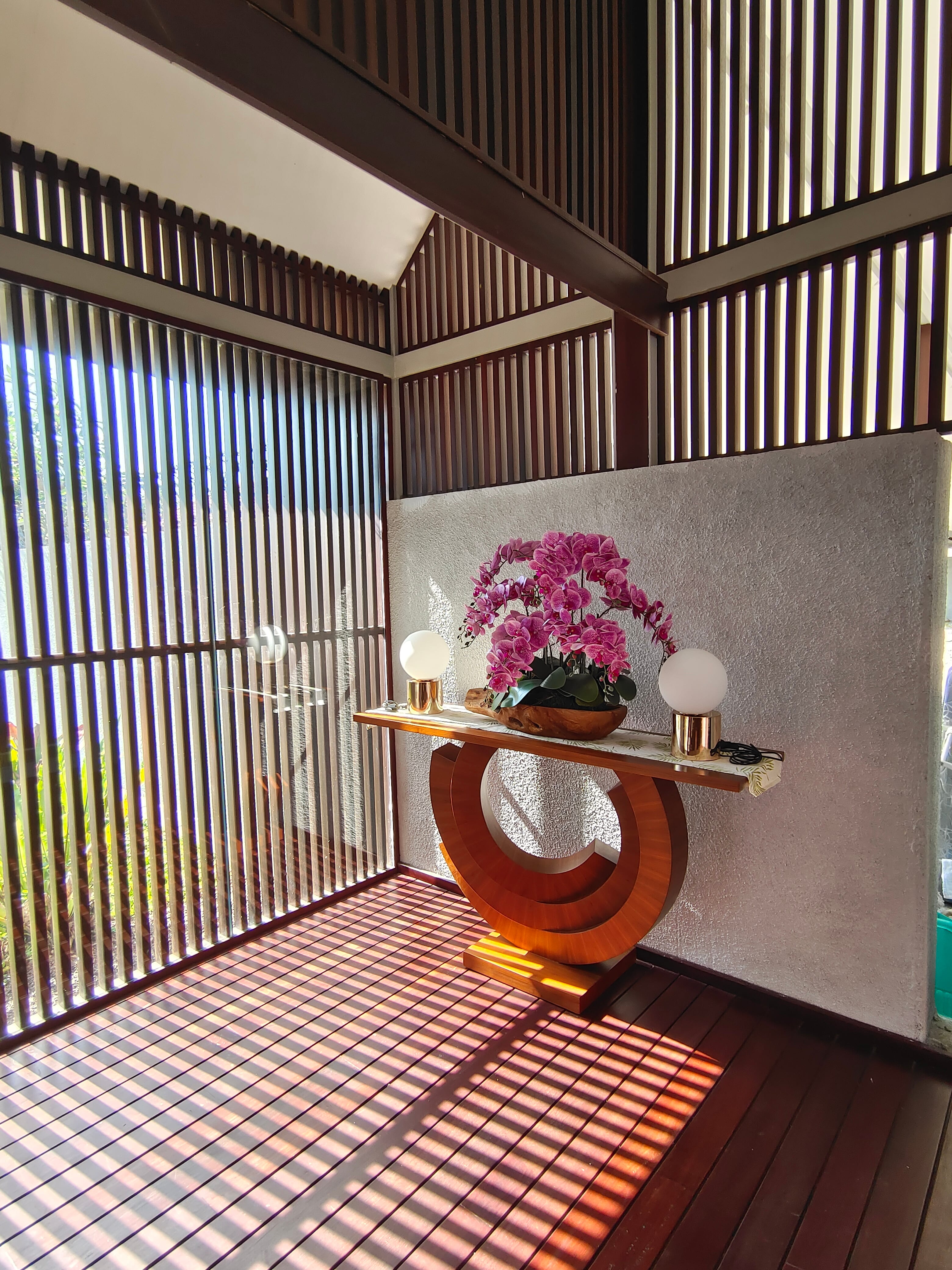 Kowi Bangka residence corner with kisi-kisi walls on two sides, kisi-kisi ceiling, and hardwood deck flooring by Reywood